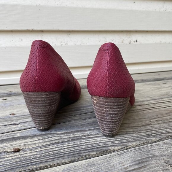 BCBGeneration Red Embossed Manmade Leather Wedges Women Size 9B 39 GUC - Picture 6 of 12